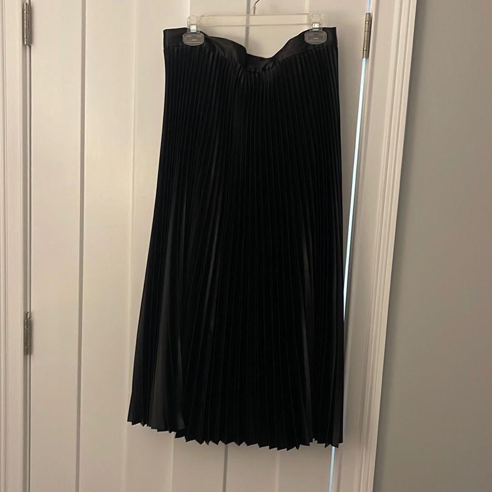 NWT TAHARI BLACK MIDI ACCORDION SKIRT